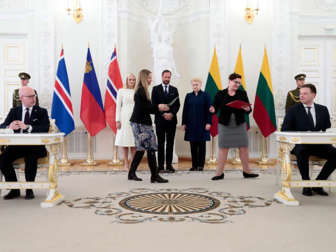 The President and the Crown Prince and Crown Princess were in attendance as the Lithuanian Minister of Finance, Mr Vilius Šapoka, and State Secretary Audun Halvorsen of the Ministry of Foreign Affairs signed two MoUs between Lithuania and Norway. Photo: Lise Åserud, NTB scanpix.